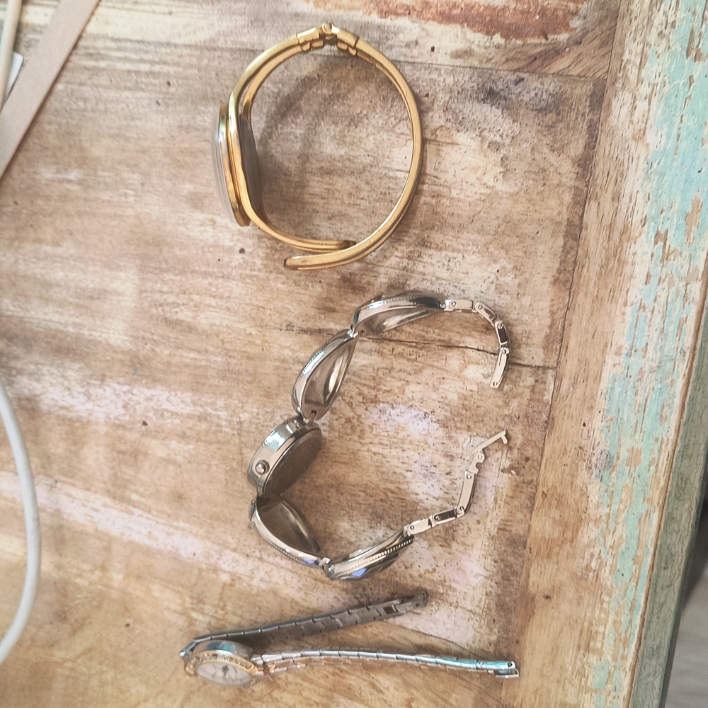 3 watches prob just needs batteries  Kim Rogers,Ann Kline, Waltham.2 stones out - Picture 10 of 10